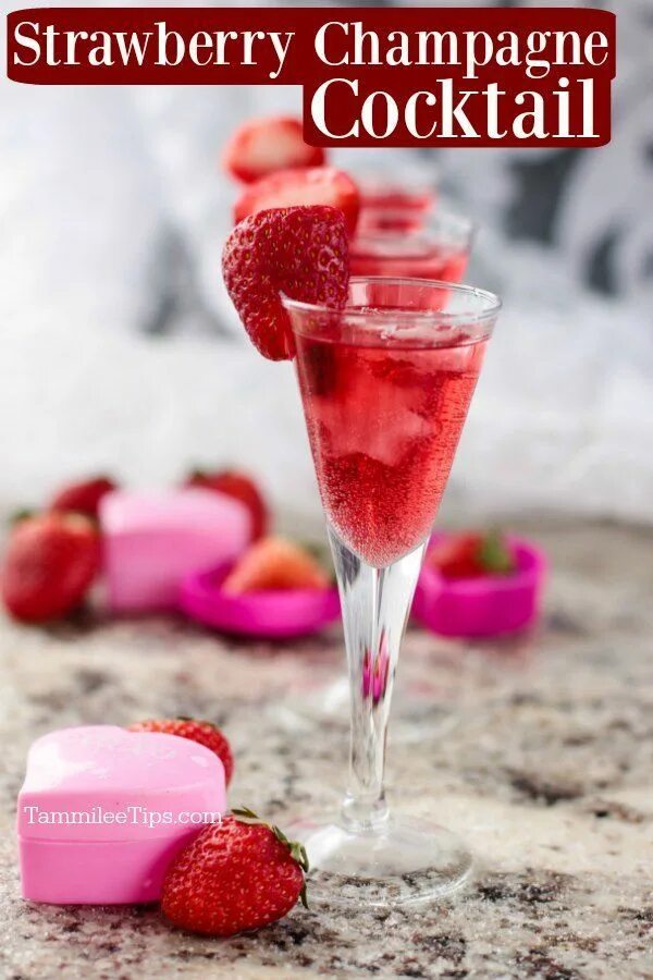 Maison strawberry champagne. Шампанское с клубникой. Шампань коктейль. Коктейль клубничное настроение. Клубника и шампань коктейль.