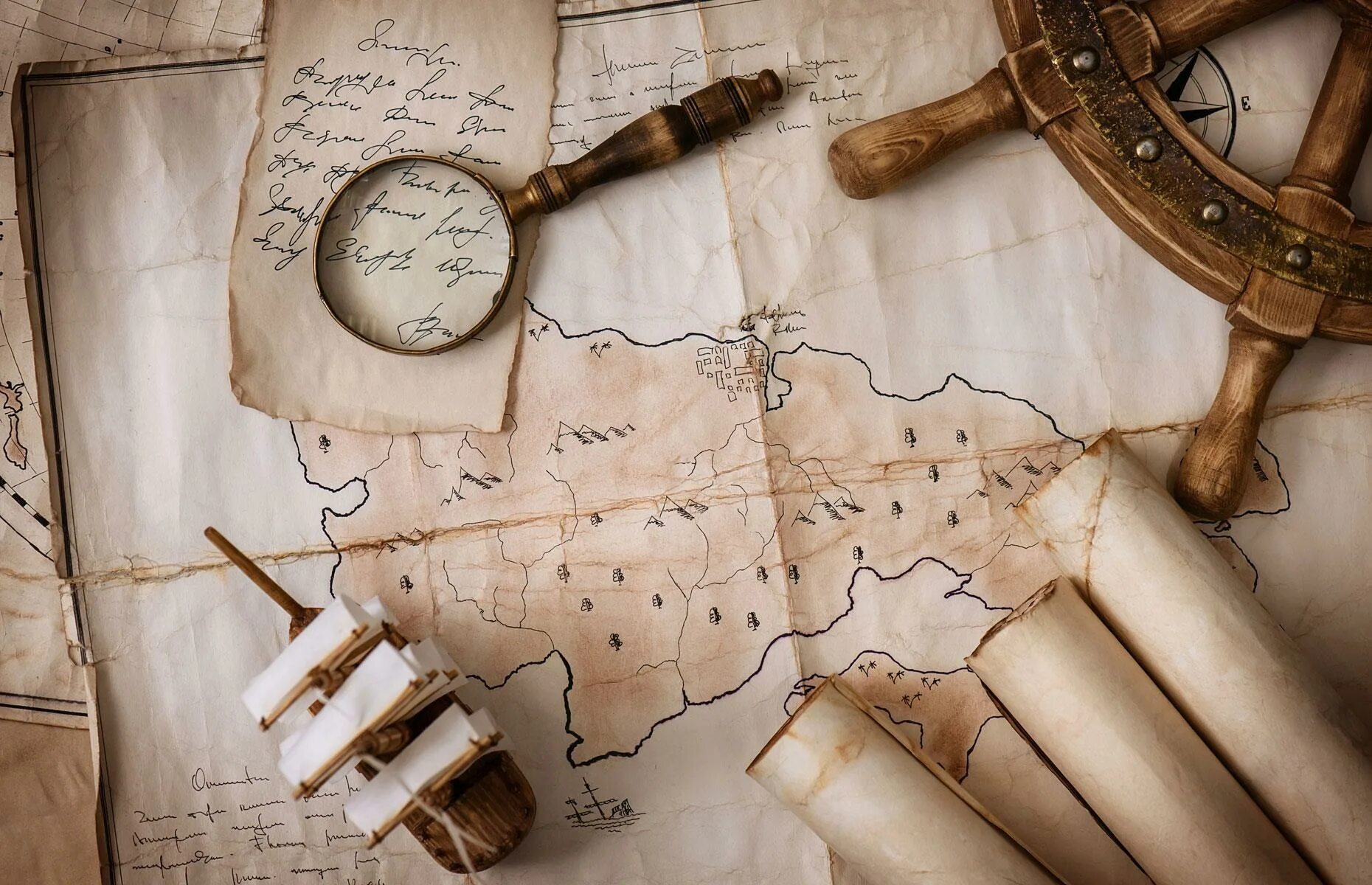 Карта лежит на столе. Старинная карта. Старинные морские карты. Фон Старая карта. Старинная карта с компасом.