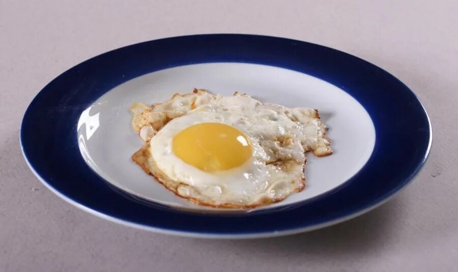 Яйцо обжаренное с двух. Яичница омлет глазунья. Яичница на тарелке. Жареные яйца. Омлет на тарелке.