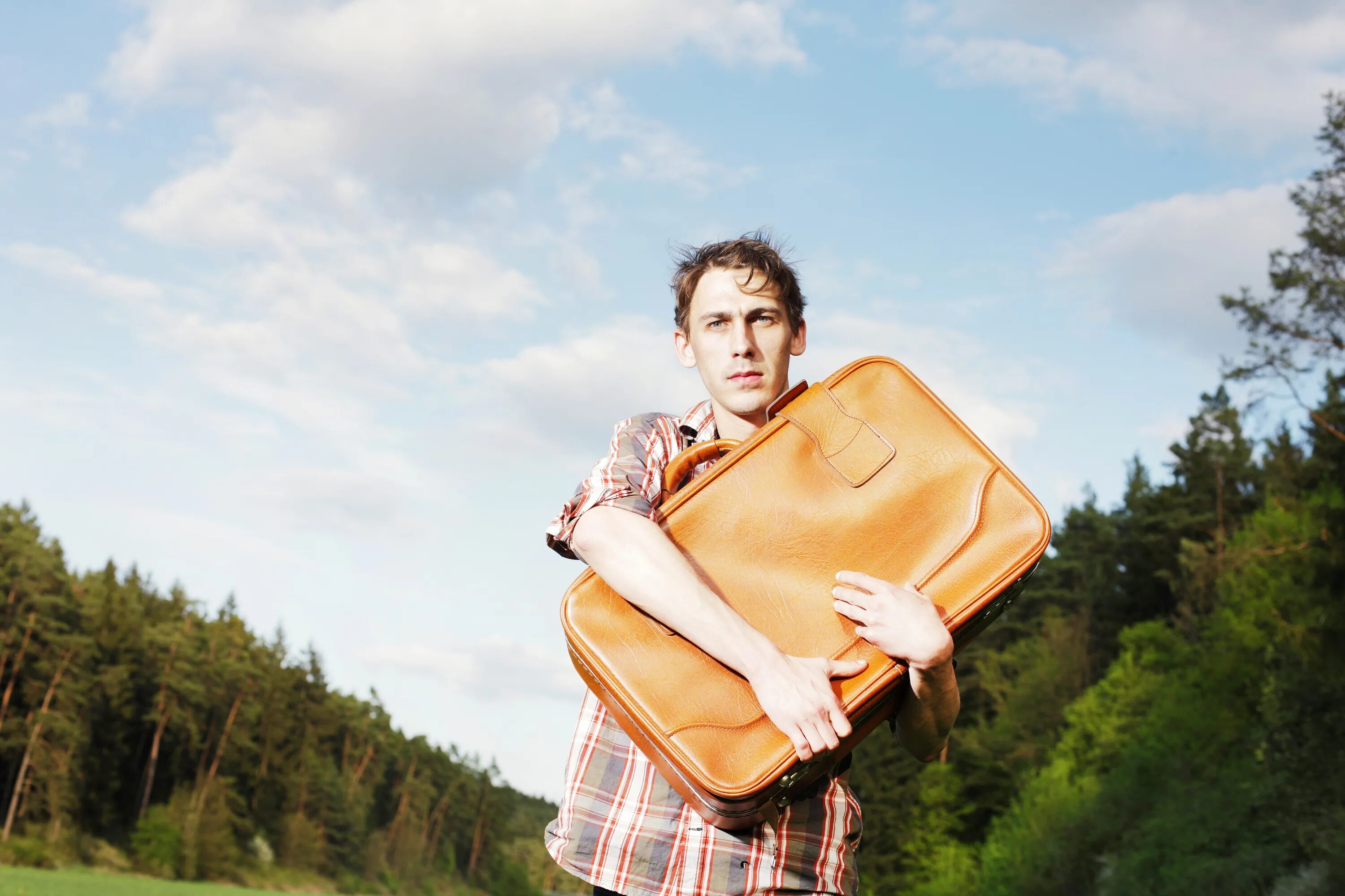 Уставшие путешественники. Человек с чемоданом. Мужик с чемоданом. Чемодан путешественника. Турист с чемоданом.