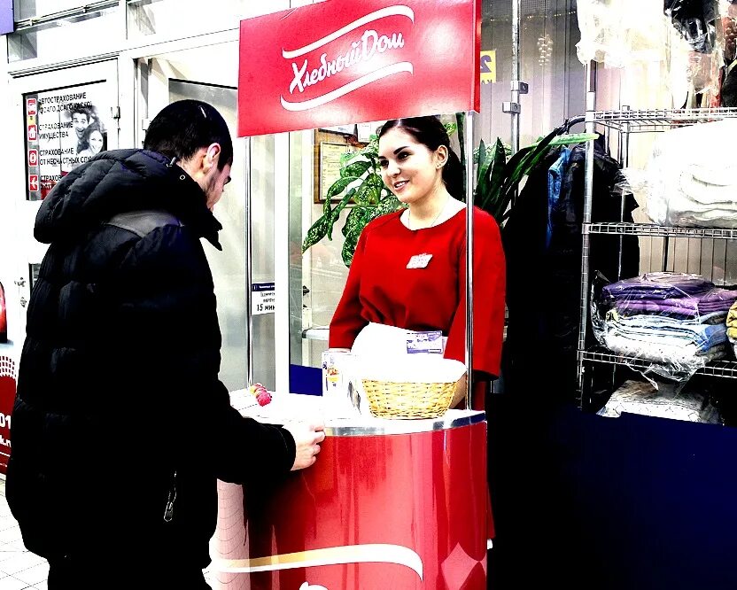 Рекламная промо акция. Промоутер. Дегустация в тц. Проведение дегустации. Рекламные промо стойки.