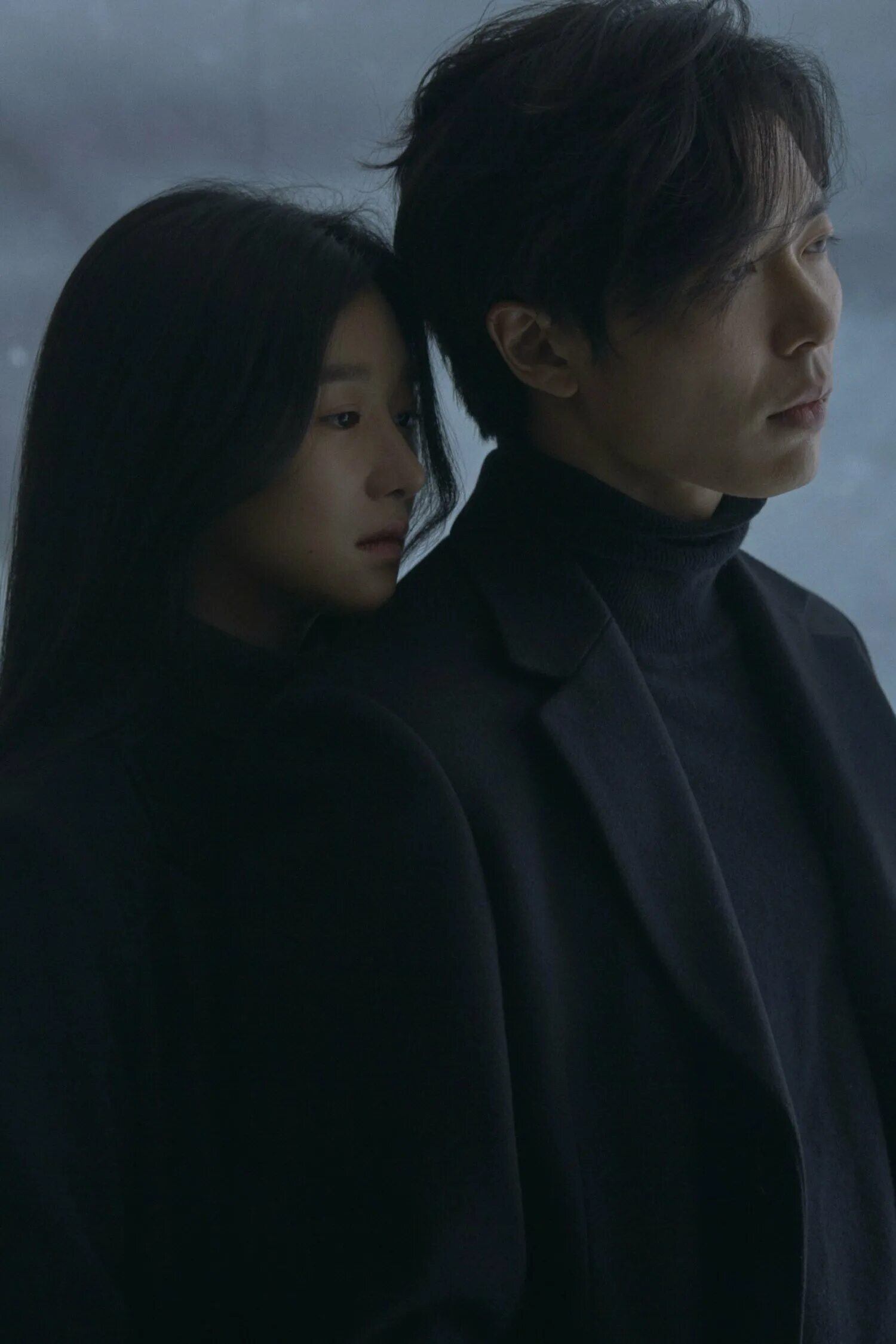 художник michael whelan. ее другой путь. девушка смфонарем в лесу. ее другой путь.