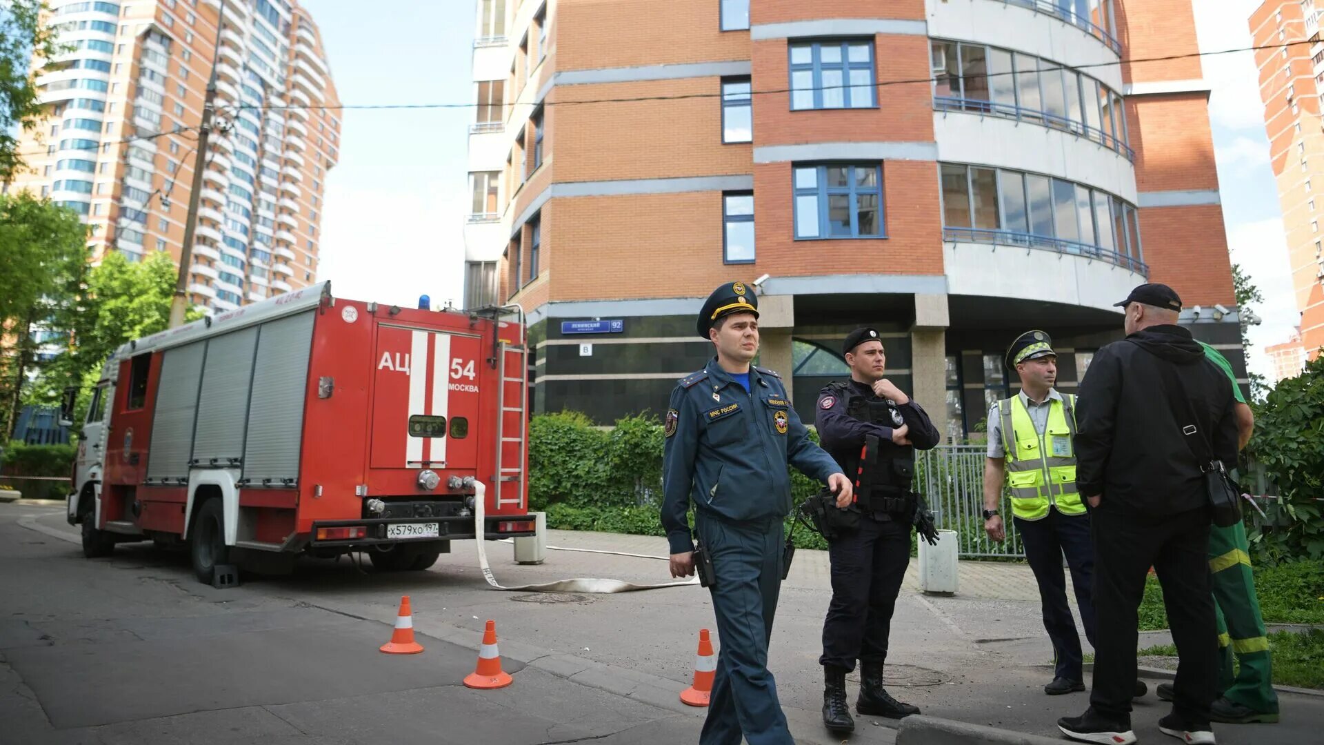 Беспилотники попали в жилые дома. Жилые дома. Ул Профсоюзная беспилотник. Беспилотник на профсоюзной улице Москва. Сотрудники экстренных служб.