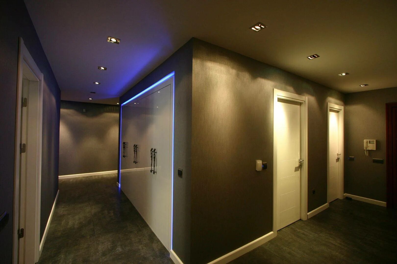 Поставь свет в коридоре. Светодиодная лента в коридоре. Освещение в коридоре. Подсветка в прихожей. Освещение в прихожей.