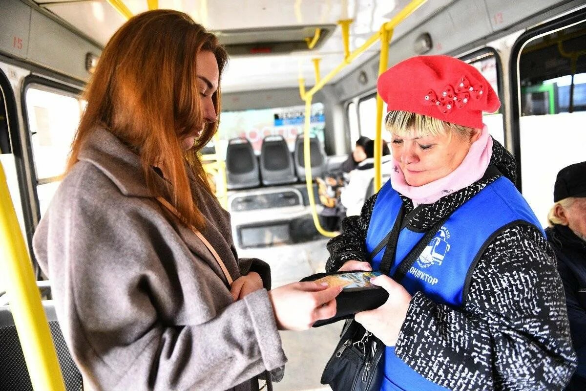 Льготные маршрутки. Проезд в автобусе. Проездной на автобус. Оплата за проезд в общественном транспорте. Кондуктор в автобусе.