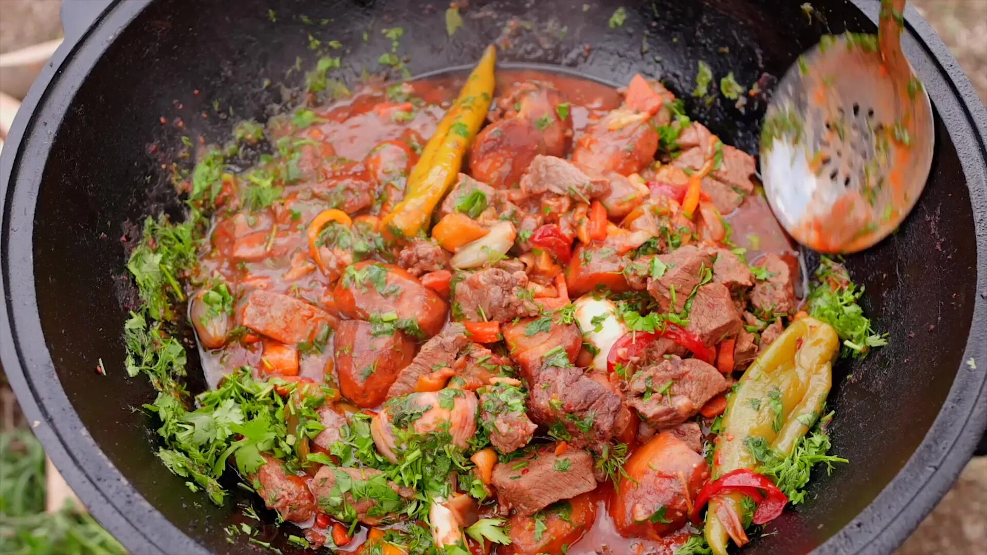 овощное рагу с колбасками. узбекская кухня дымляма. мясное блюдо в казане с овощами. как приготовить овощи в казане. как приготовить овощи в казане.