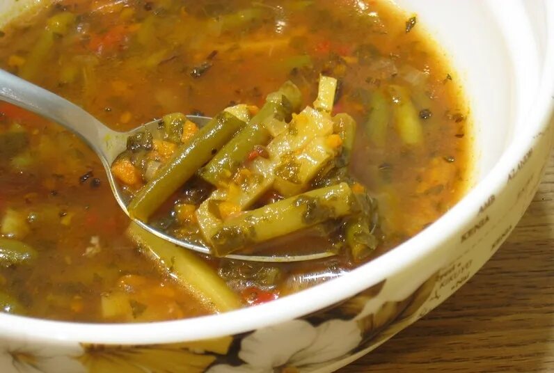 Суп из зеленой фасоли. Суп с зеленой фасолью стручковой. Овощной суп со стручковой фасолью. Стручковая фасоль в супе. Овощной суп со стручковой фасолью.