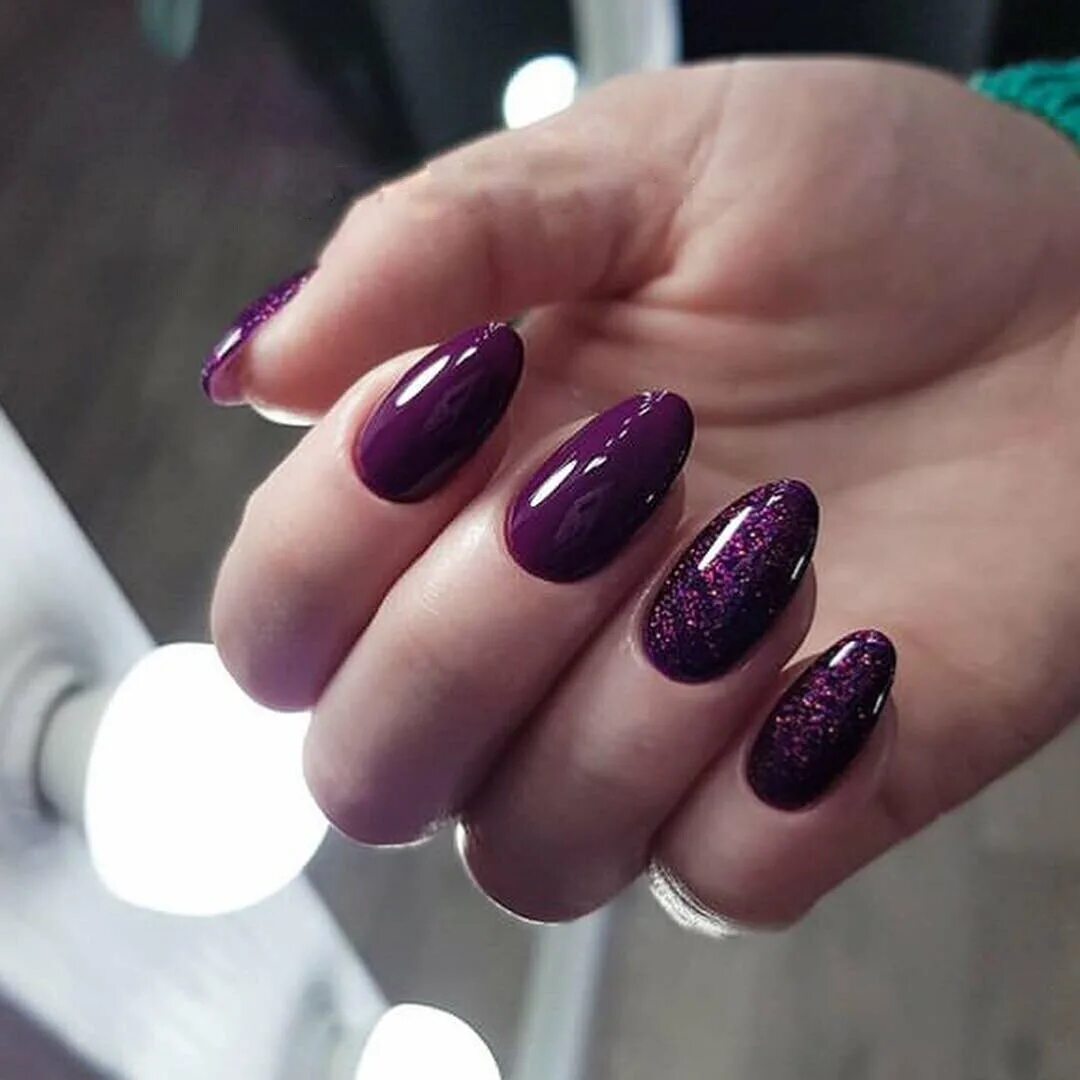 люксио сливовый. маникюр в баклажановых тонах на короткие ногти. маникюр цвет баклажан. маникюр цвет баклажан. ногти баклажанового цвета с блестками.