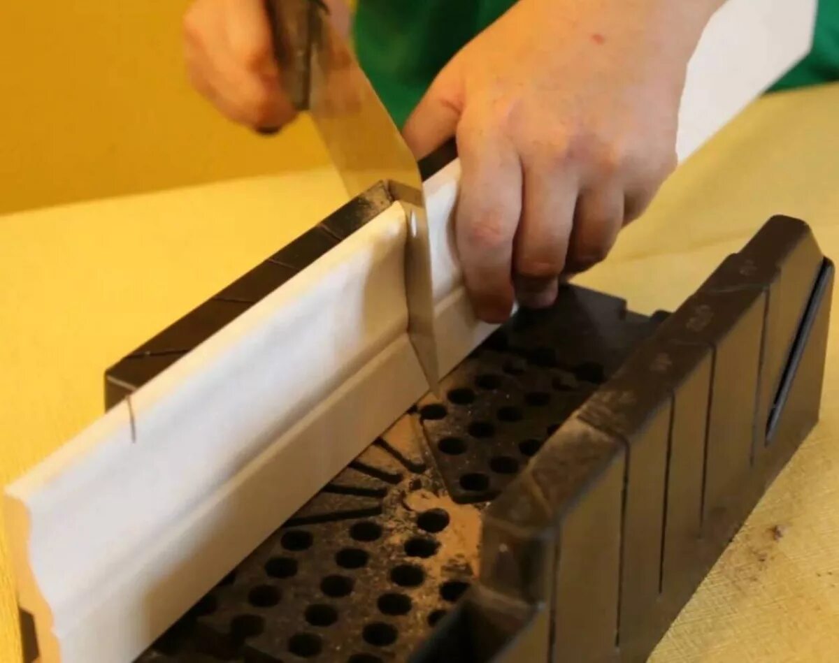 Углы для потолочного плинтуса. Подрезка градусов. Плинтус обрезать под углом 45 градусов. Как обрезать плинтус наружный угол. Внутренний угол для плинтуса 45 градусов стуслом.