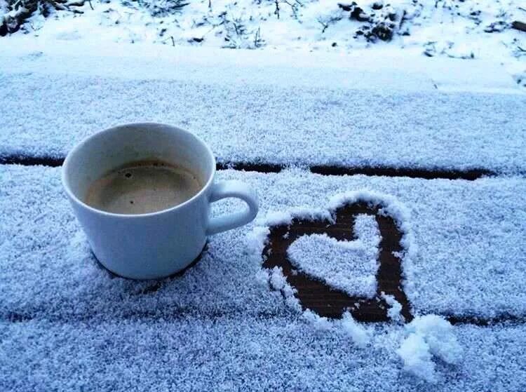 Утро снег. Кружка кофе на снегу. Доброе Снежное утро. С добрым утром со снегогом.