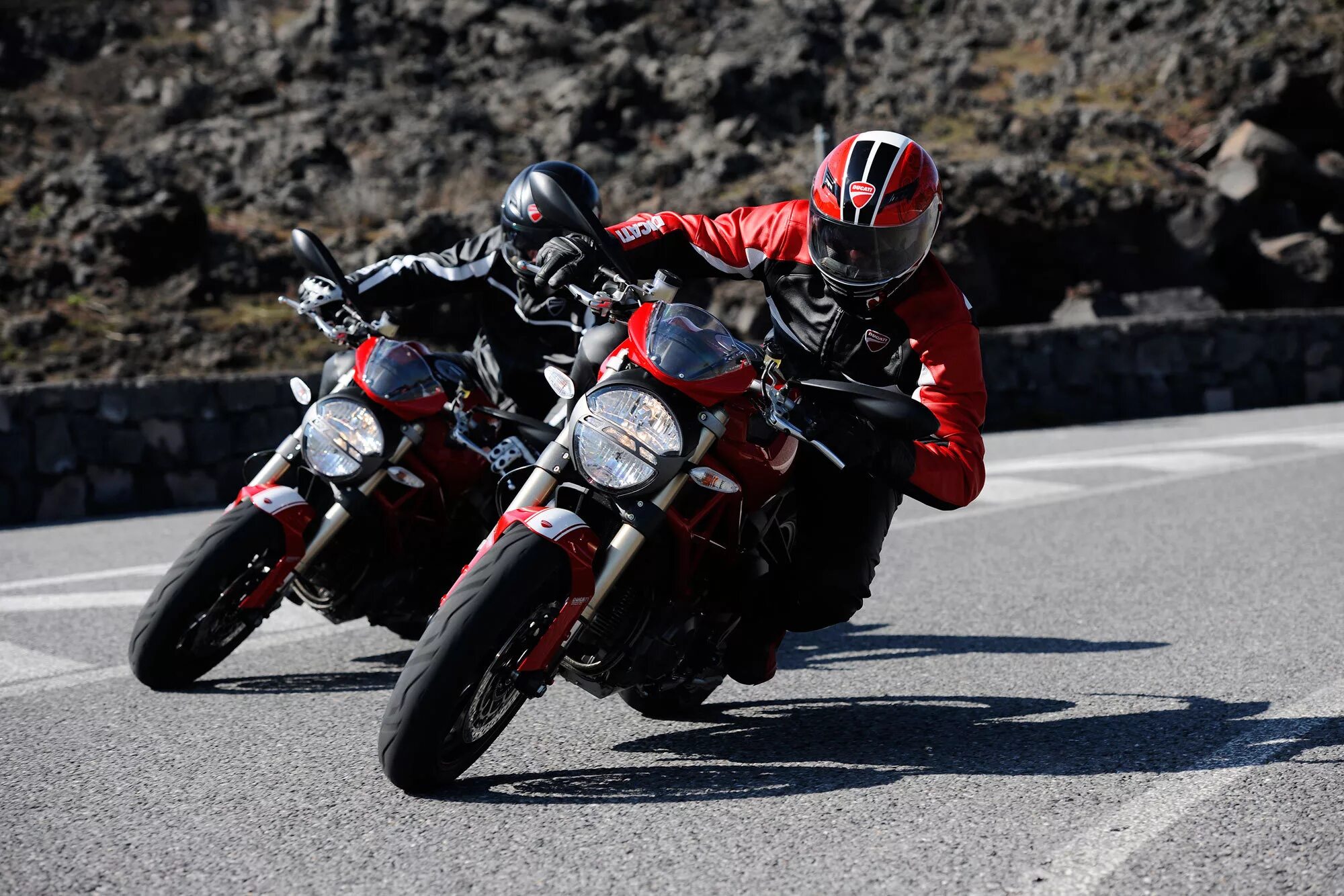Ducati Monster 796 с пассажиром. Мотоцикл Ducati Monster. Ducati Monster 1100 EVO обои. Ducati 797. Мото тест драйв