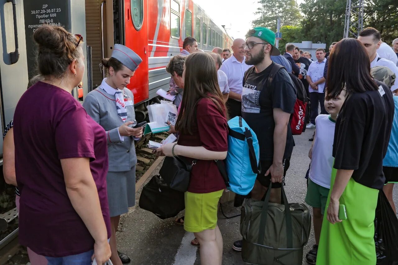 Поезд Таганрог Санкт-Петербург. Очередь. Санкт-Петербург Таганрог. Выставка поездов в Нижнем Новгороде.