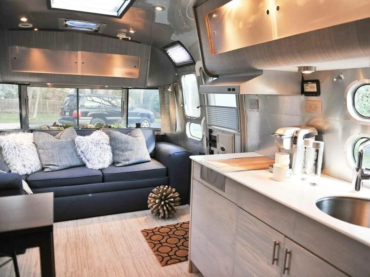 Кемпер. Автодом airstream. автодом airstream 2025. camper автодом. двухэтажный кемпер автодом.