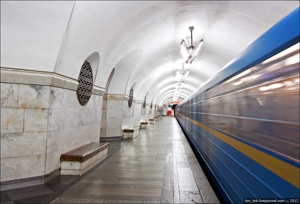 Киевский вокзал москва станция метро. Привокзальная площадь киев. Ст м вокзальная киев. Станция метро вокзальная. Станция москва киевский вокзал.