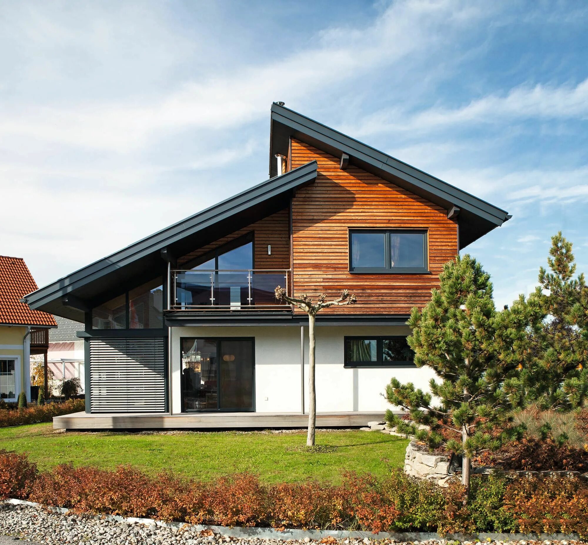 Косая крыша. Дом с соломенной крышей в голландии. Косая крыша. Дом со скатной крышей. Полувальмовая мансардная крыша.