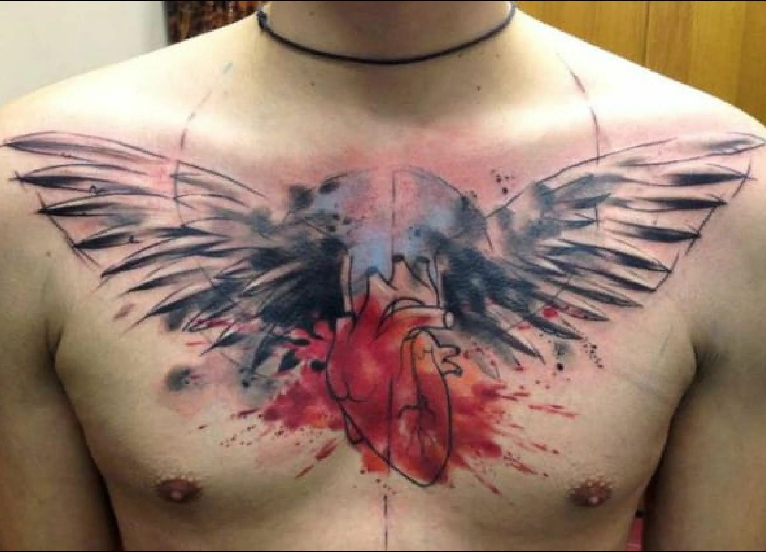 В груди сердце на спине. Татуировки на грудь. Татуировка Крылья. Татуировки на грудине мужские. Тату Крылья на груди.