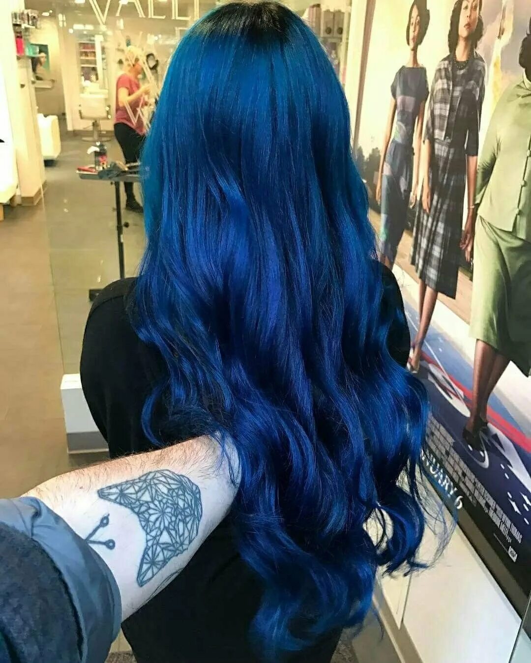 Девушка с синим цветом. Синий цвет волос. Длинные синие волосы. Голубые волосы. Темно синие волосы.