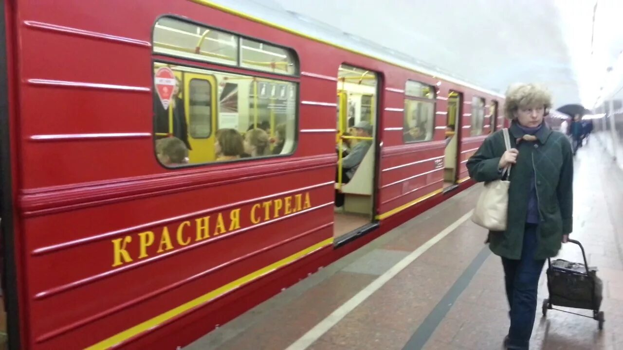 Метропоезд красная стрела санкт-петербург. Поезд метро красная стрела. Электричка до красного знамени. Поезд метро гармошка. Вагон метро с гармошкой.