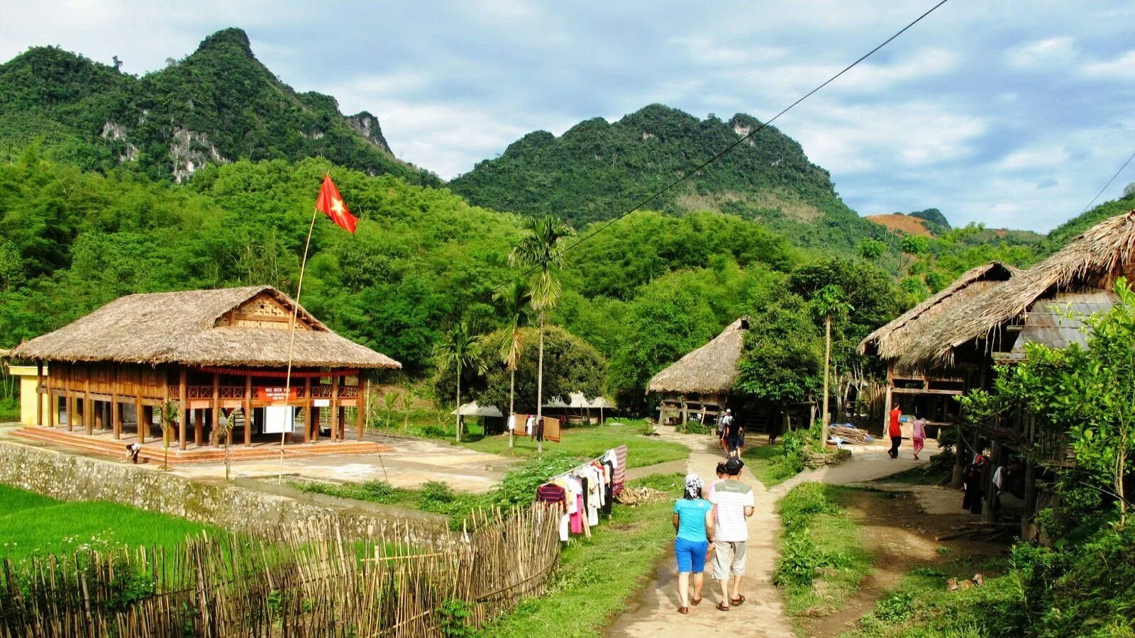 Вьетнам village. Хоабинь Вьетнам. Вьетнамская деревня Куа Ван. Деревня Viet Hai Вьетнам. Вьетнам Лаос Камбоджа.