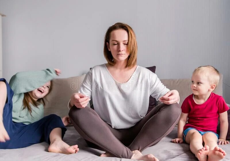 Медитация мама. Медитация для мамы в декрете. Мама и ребенок медитируют. Многодетная мама медитирует.