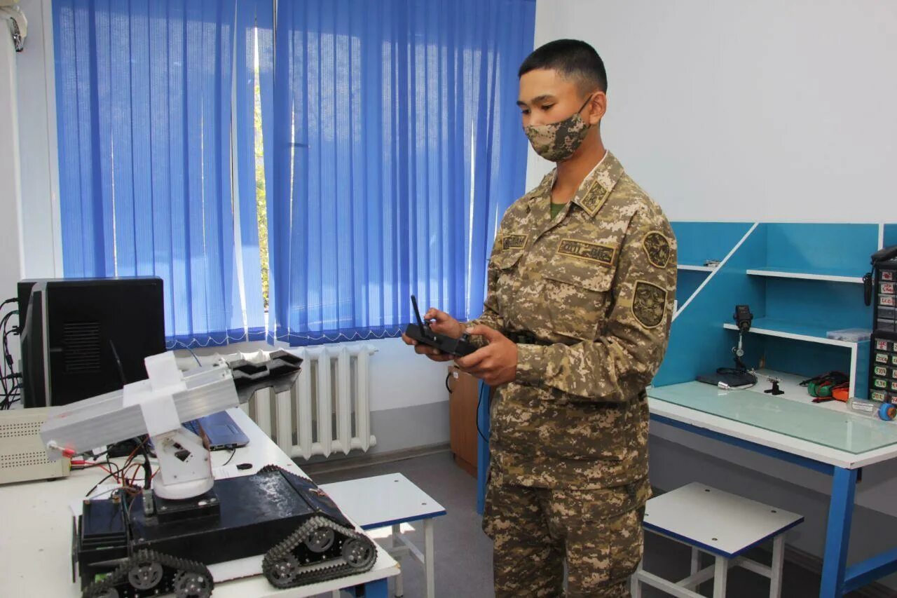 Профессии в армии. Казахстан сарбазы. Японский робот асимо. Военная связь. Алғашқы әскери робот қашан пайда болды.