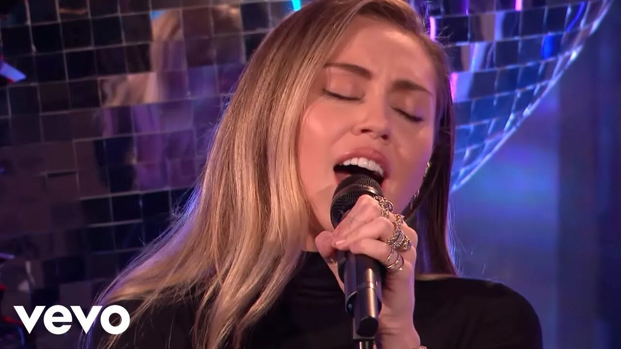 Nothing breaks like a heart feat miley. Майли Сайрус nothing Breaks like. Майли Сайрус nothing Breaks like a Heart Live. Nothing Breaks like a Heart in the Live Lounge. Miley Cyrus nothing Breaks like a Heart концерт.