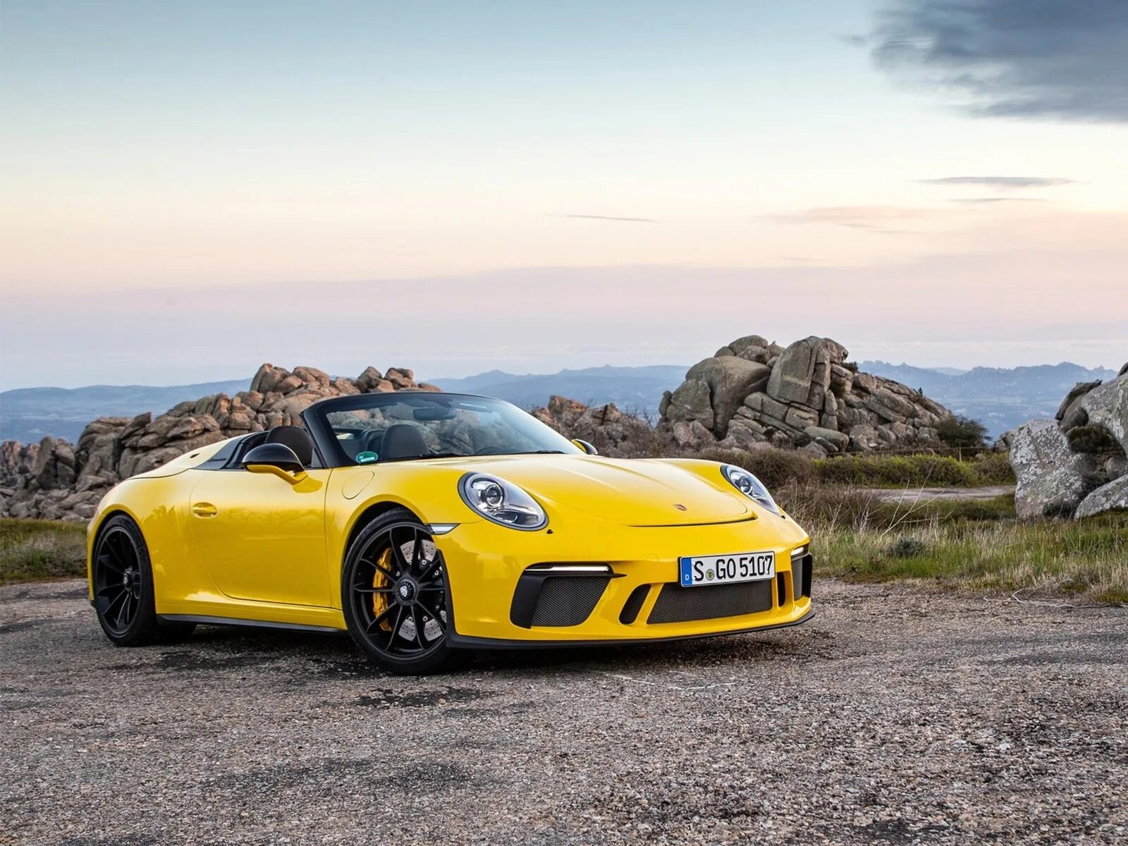 Porsche 911 carrera s. Porsche panamera. Порше 911 gt3 rs. Порше стоит снаружи греется на солнце. Porsche 911 gt3 в лесу.