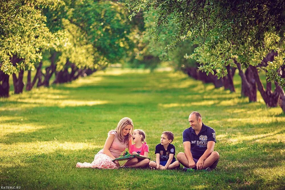 Family park 3. Семейная фотосессия на природе летом. Фотосессия семьи на природе. Семейная фотосъемка в парке летом. Семейная фотосессия в парке.