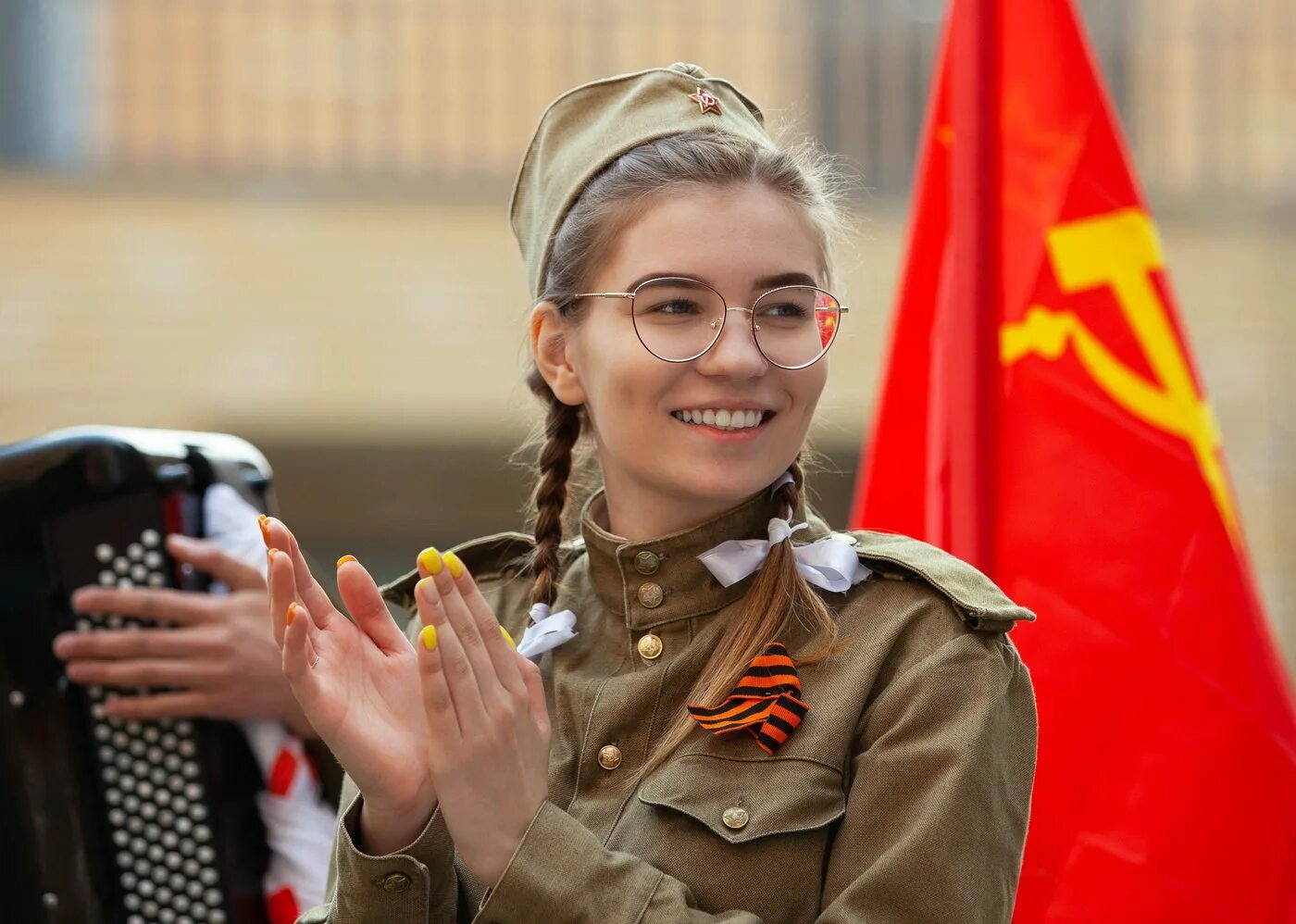 6 мая девочки. День победы девушки. катюша девушка. 9 мая девушки в форме.