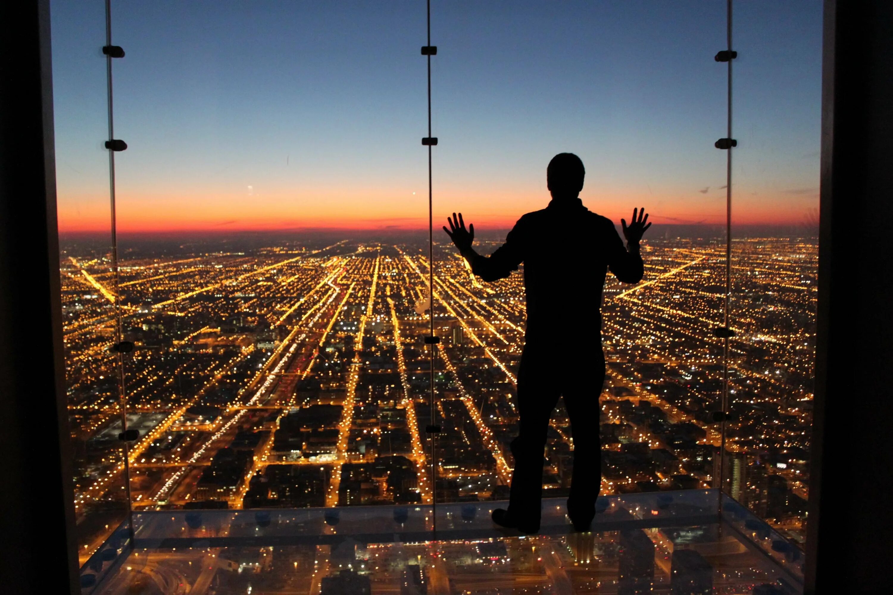 Willis Tower Skydeck. Чикаго Skydeck. Человек на небоскребе. Человек на фоне города. Минуты свысока