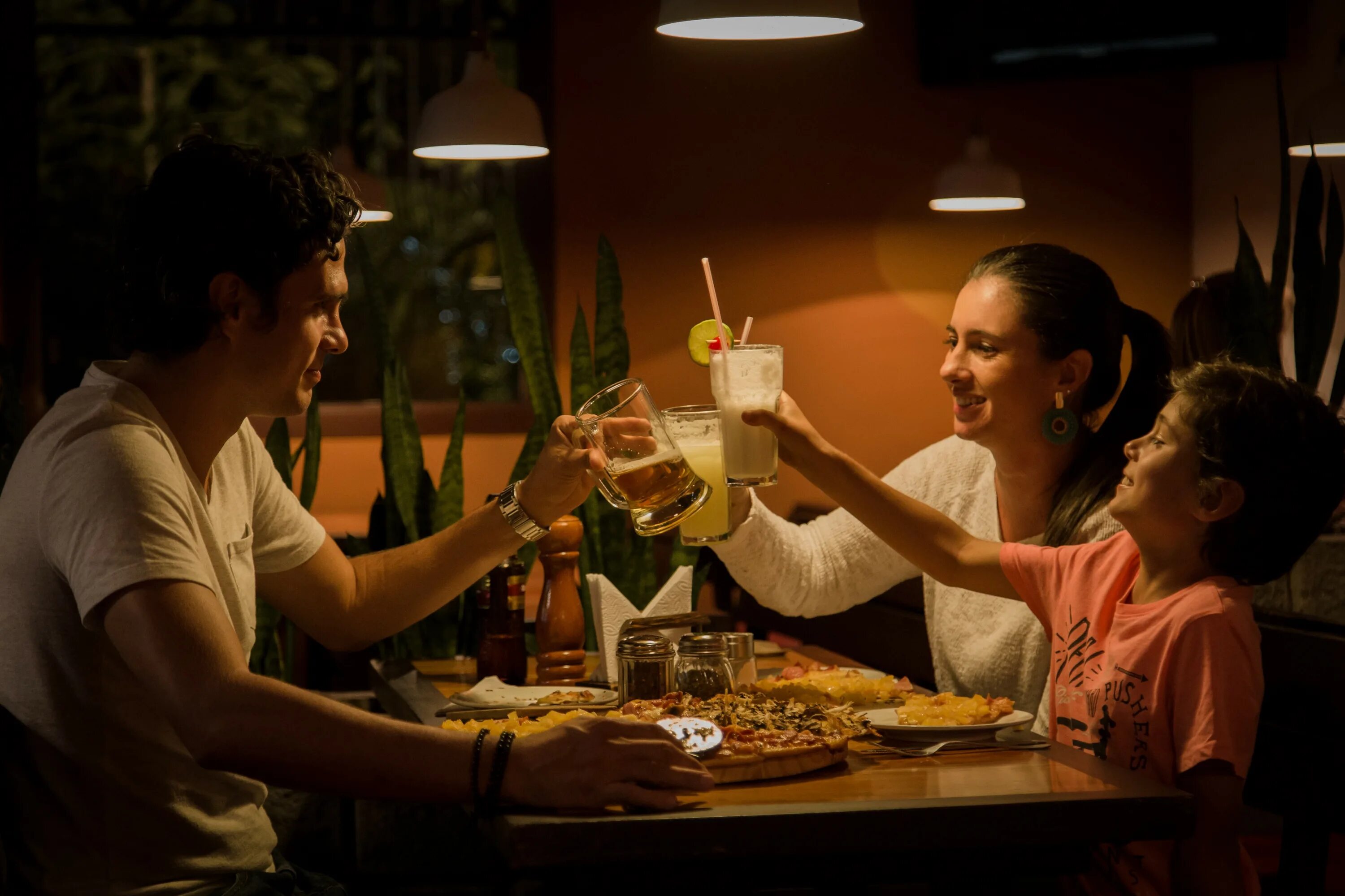 I had dinner with them. Семейный ужин. Ужин с семьей. Семья ужинает. Семья в ресторане.