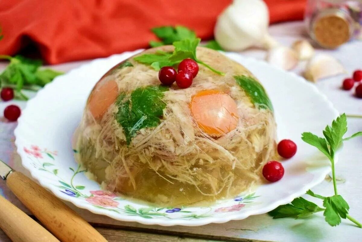 Холодец из свиных. Холодец с курицей. холодец из рульки свиной и курицы. холодец украинский.