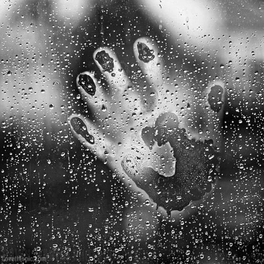 Капли на стекле. Капли за стеклом. Ладонь на стекле. Капли дождя на окне. Следы дождя на мокрых