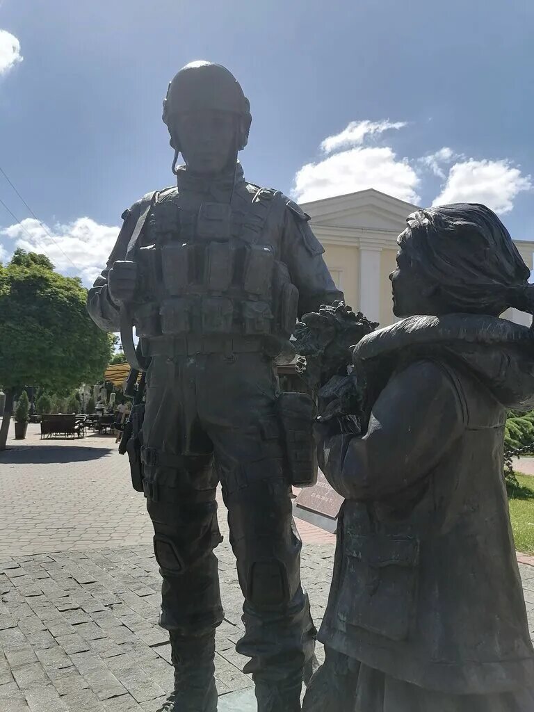 Памятник вежливым людям Симферополь. Симферополь памятник вежли. Памятник вежливому солдату в Симферополе.