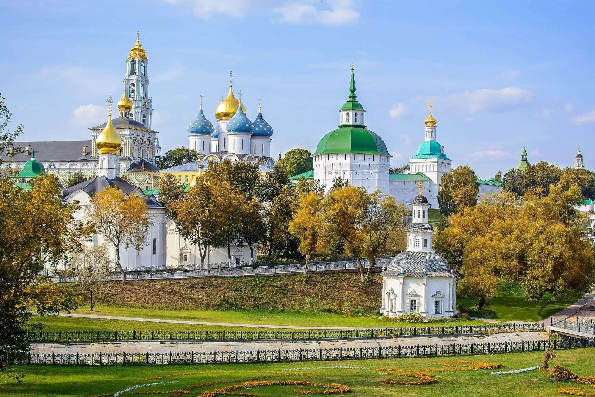 Фотографии золотого кольца россии. Троице-Сергиева Лавра Сергиев Посад. Золотое кольцо Троице Сергиева Лавра. Троице-Сергиева Лавра Сергиев Посад осенью. Сергиев Посад Лавра осень.