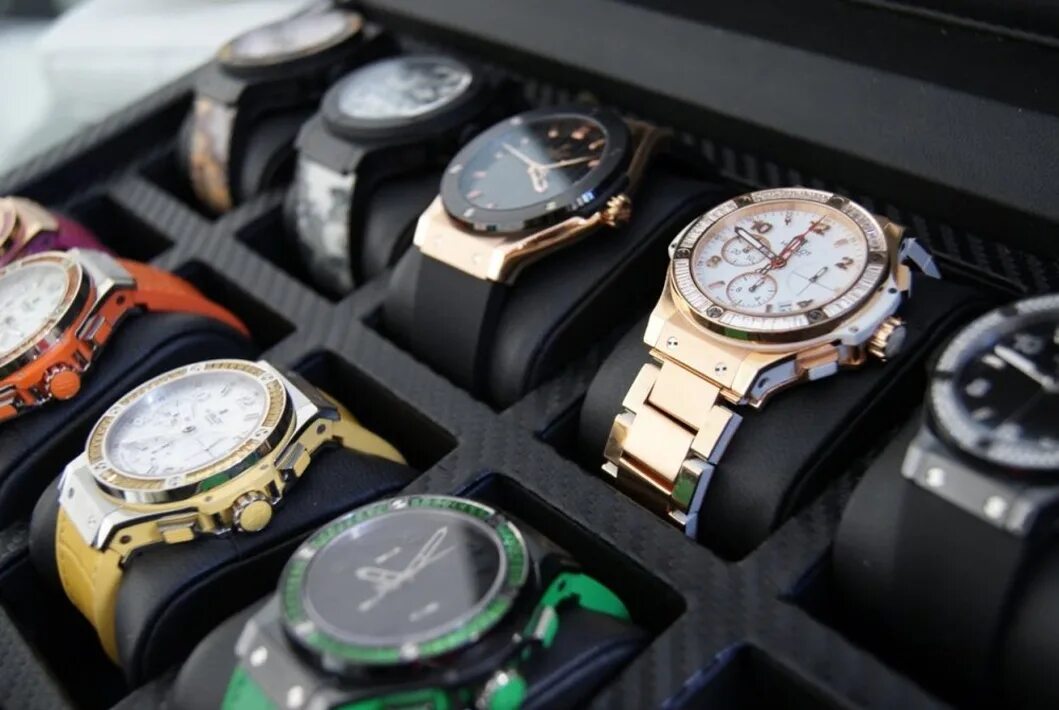 Часы. Красивые мужские часы. Дорогие наручные часы. Современные наручные часы. Часы в магазине в коробке