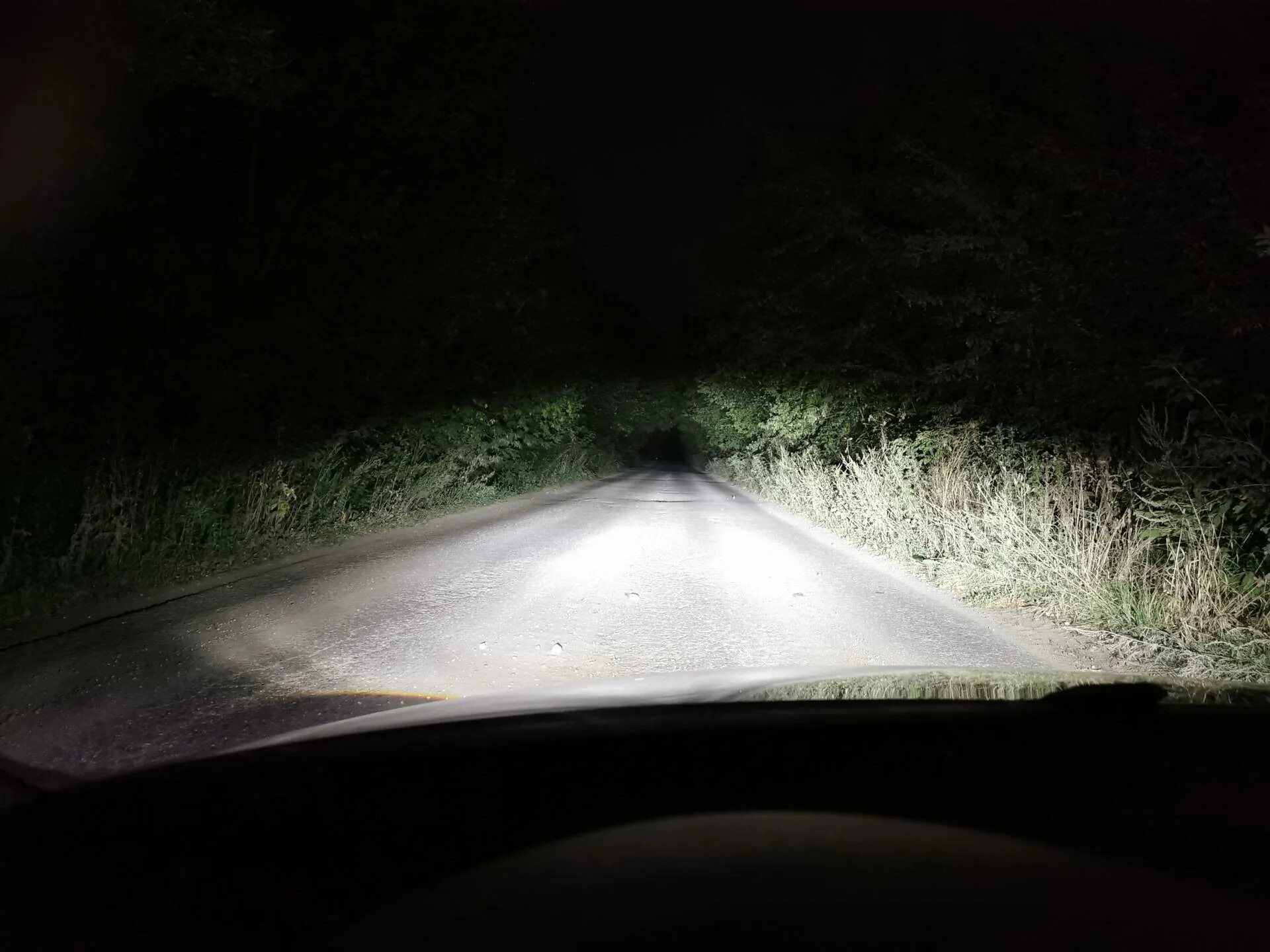 Лампочки ксенон дальний ближний свет фар. Дальним светят фары. Фары ближнего света. Дальний свет фар. Led h7 головной свет f1.