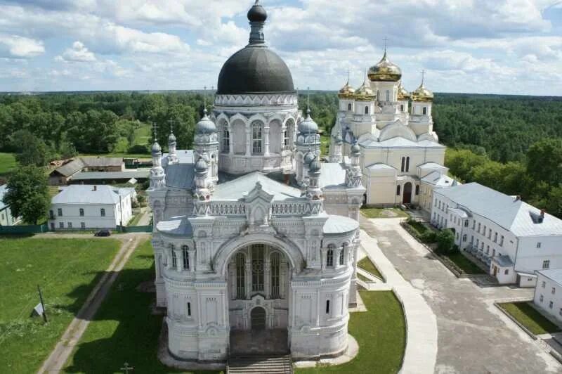 Иверский монастырь Великий Новгород. Валдайский Иверский монастырь. Валдайский И́верский Богородицкий Святоозе́рский монастырь. Великий Новгород Валдай мужской монастырь достопримечательности. Валдай население