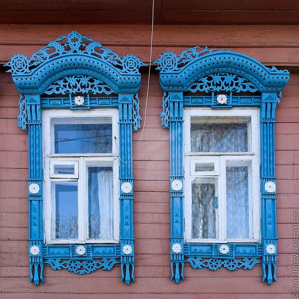 Резные наличники вудтрейд. Ставни оконные деревянные. Музей наличников ивана хафизова. Ставенки резные окна расписные. Тревизо ставни.