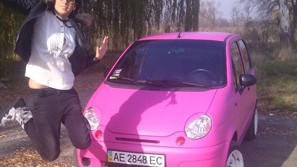 Матиз хозяев. Daewoo matiz розовый. daewoo matiz 2008 розовая. daewoo matiz розовый с ресничками. розовый део дэу матиз.