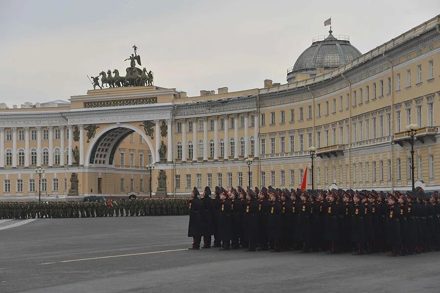 Штаб Западного военного округа Санкт Петербург. Штаб ЗВО Санкт-Петербург Дворцовая площадь. Главный штаб ЗВО В Санкт-Петербурге. Дворцовая площадь штаб ЗВО.