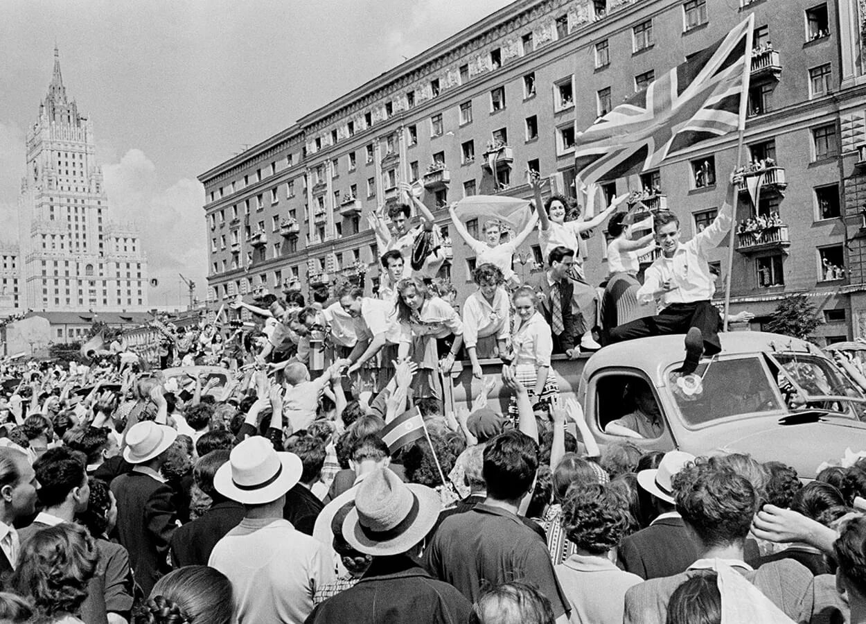Всемирный фестиваль молодёжи и студентов в москве 1957. Vi всемирный фестиваль молодёжи и студентов. Фестиваль молодежи в 1957 году в москве. Московский фестиваль молодежи и студентов 1957 года:. 6 фестиваль москва 1957.