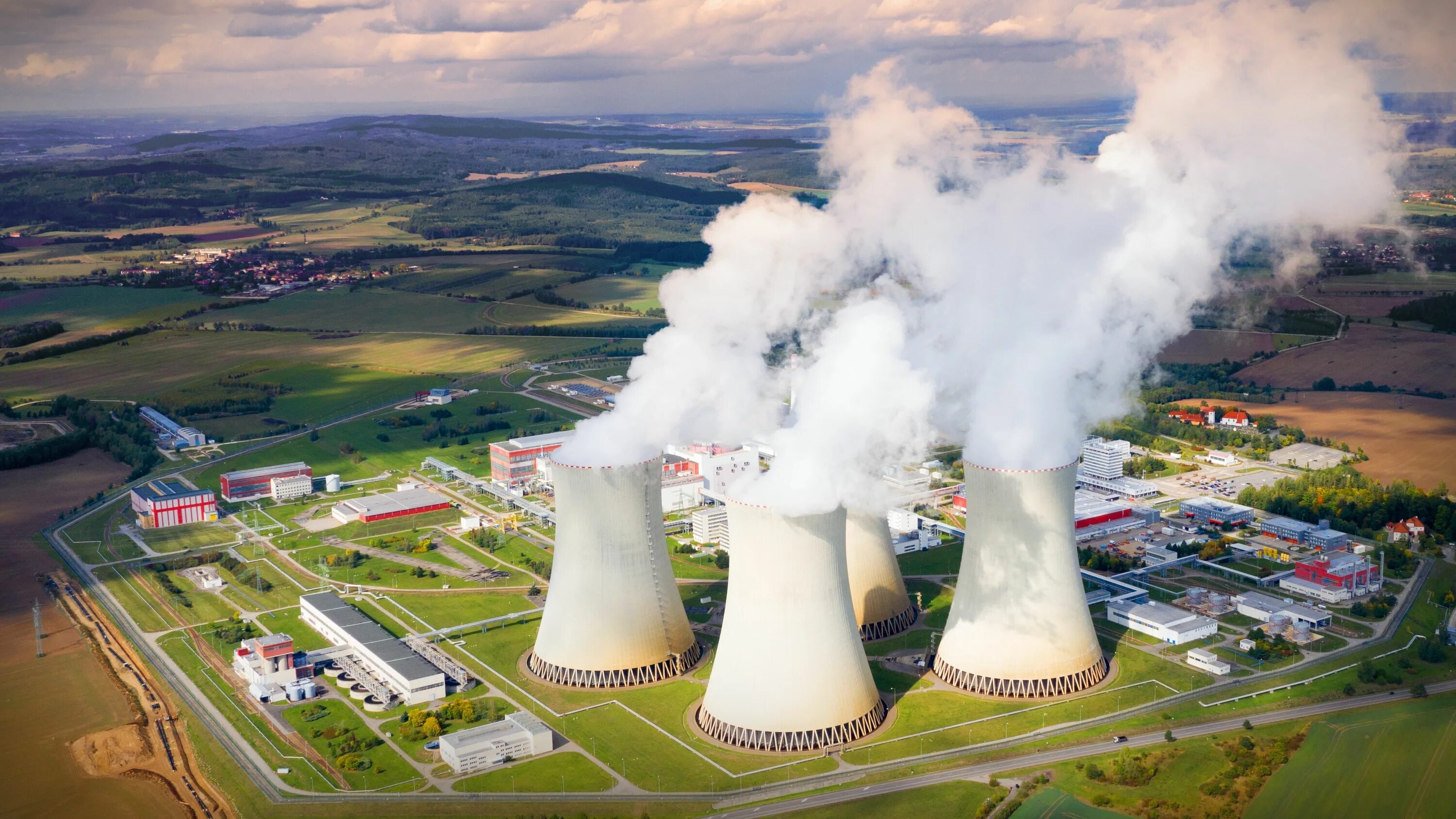 АЭС Темелин. АЭС зеленая Энергетика. Ядерная энергия. Промышленный ландшафт.