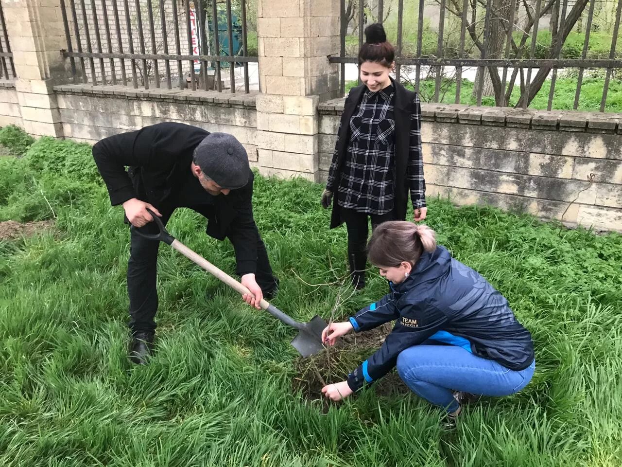 Доставка в кизляре. Акция сирень Победы. Субботник в ЦГБ. Парк в Кизляре в Черемушках апрель. Рузман Кизляр.