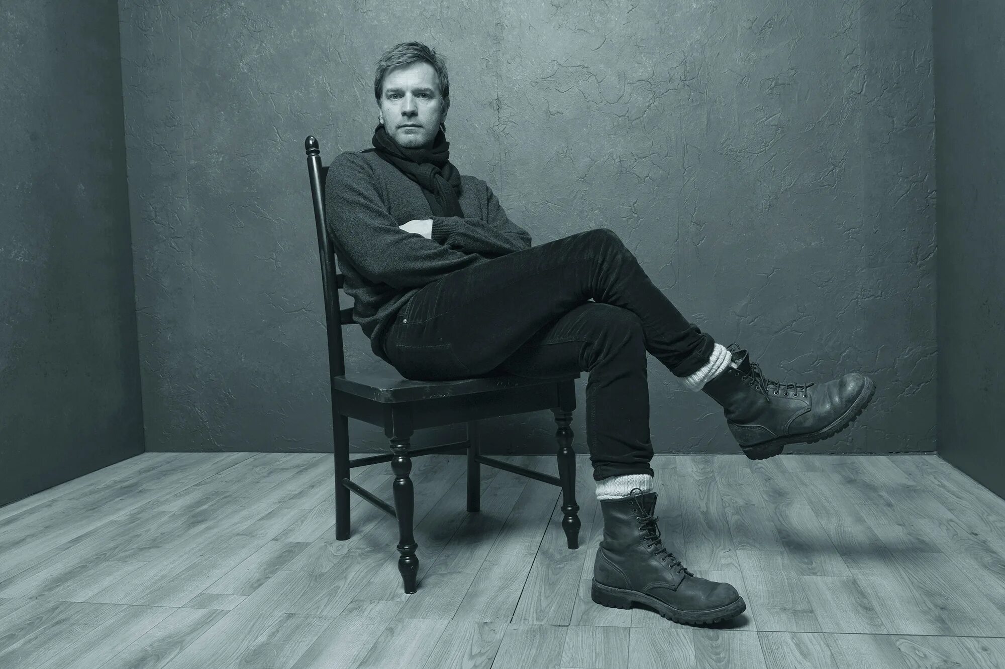 Мужчина сидит в кресле. Коул спроус позы. Мужчина на стуле. Юэн макгрегор гарри поттер. Человек сидит на стуле.