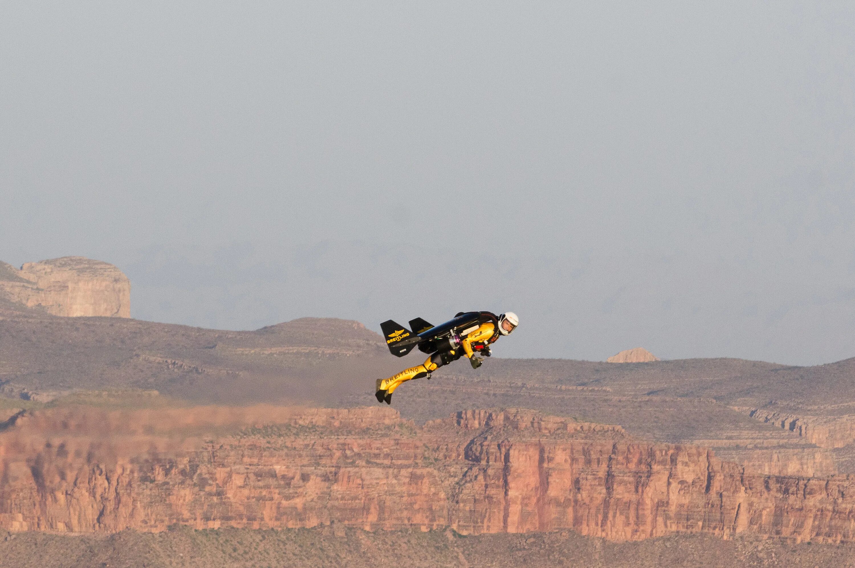 Орел над Гранд каньоном. Ив Росси реактивный ранец. Полет над каньоном. GHS RB C gfhfiютом в Гранд каньоне. Прыжок с каньона
