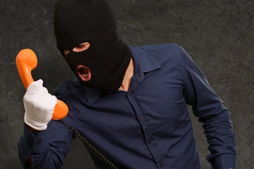 Кто кому угрожает. Мне кто то угрожает. Ты мне угрожаешь мем. Мне кто то угрожает. Ты мне угрожаешь мем.