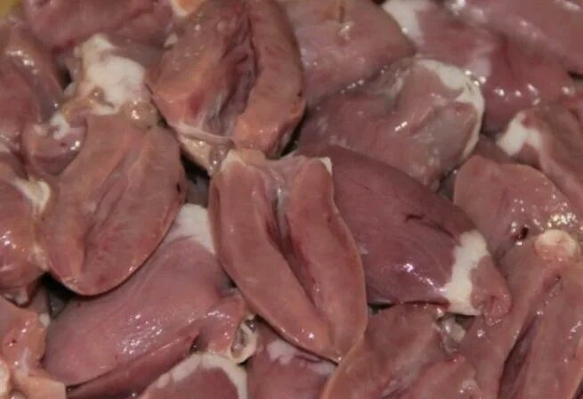 Как вкусно приготовить куриные сердечки и желудки. Куриные сердечки и желудки. куриные пупки и сердечки. желудочки и сердечки куриные. желудки сердце куриные.