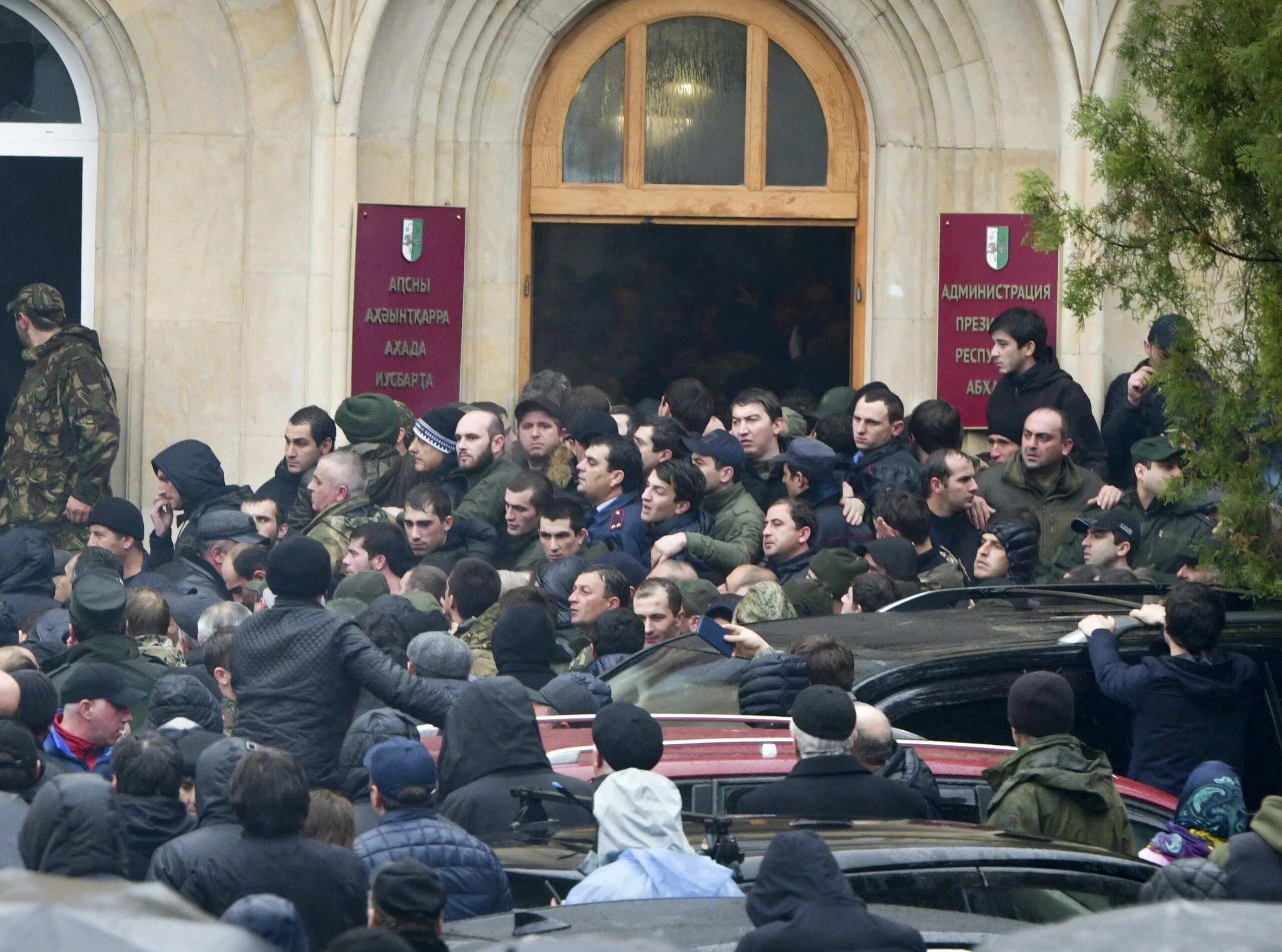 Митинг в Абхазии. Протесты в Абхазии. Штурм в администрации Абхазия. Абхазия ру новости