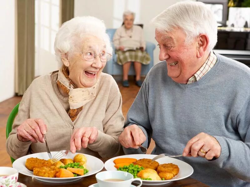 Старики живущие с молодыми. Пожилые люди. Еда для пожилых людей. Питание пожилых. Здоровое питание для пожилых.